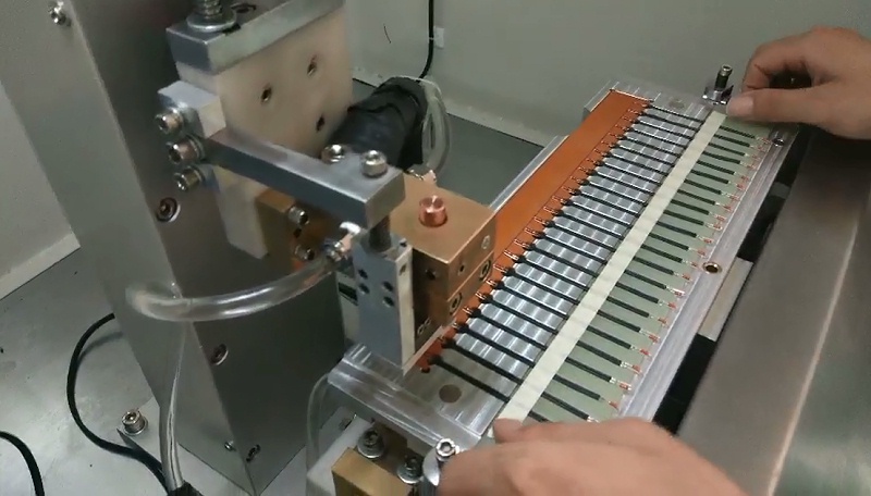 自动焊锡机工作图片